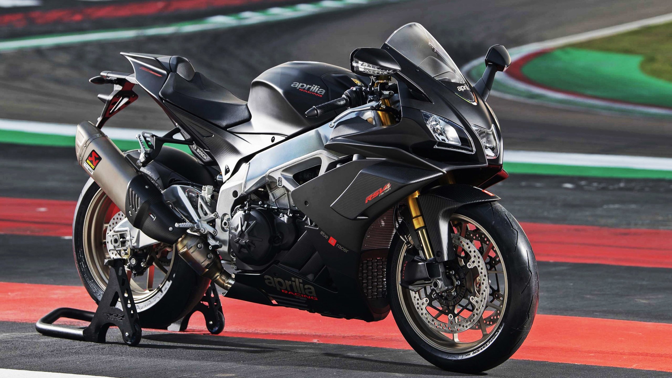 乐鱼体育(中国)官方网站-中国足球注重守门员专项训练提升门线防守能力,足球守门员新规则